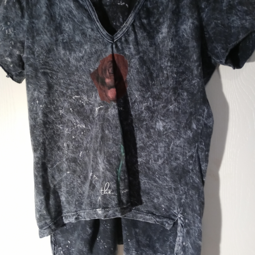 V-neck tee